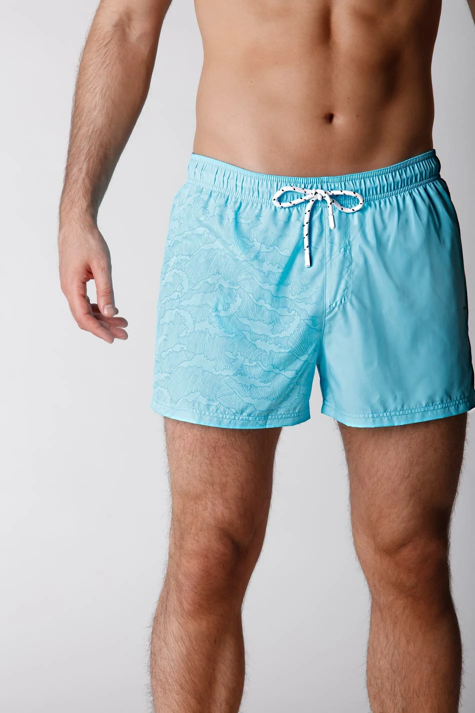 Maillot De Bain Court Pour Homme Bleu Avec Imprimé Vagues 6 Maillot De Bain Court Pour Homme Bleu Avec Imprimé Vagues – Image 4