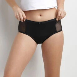 Shorty Menstruel En Coton Bio Et Dentelle Noir Flux Moyen Dim Protect