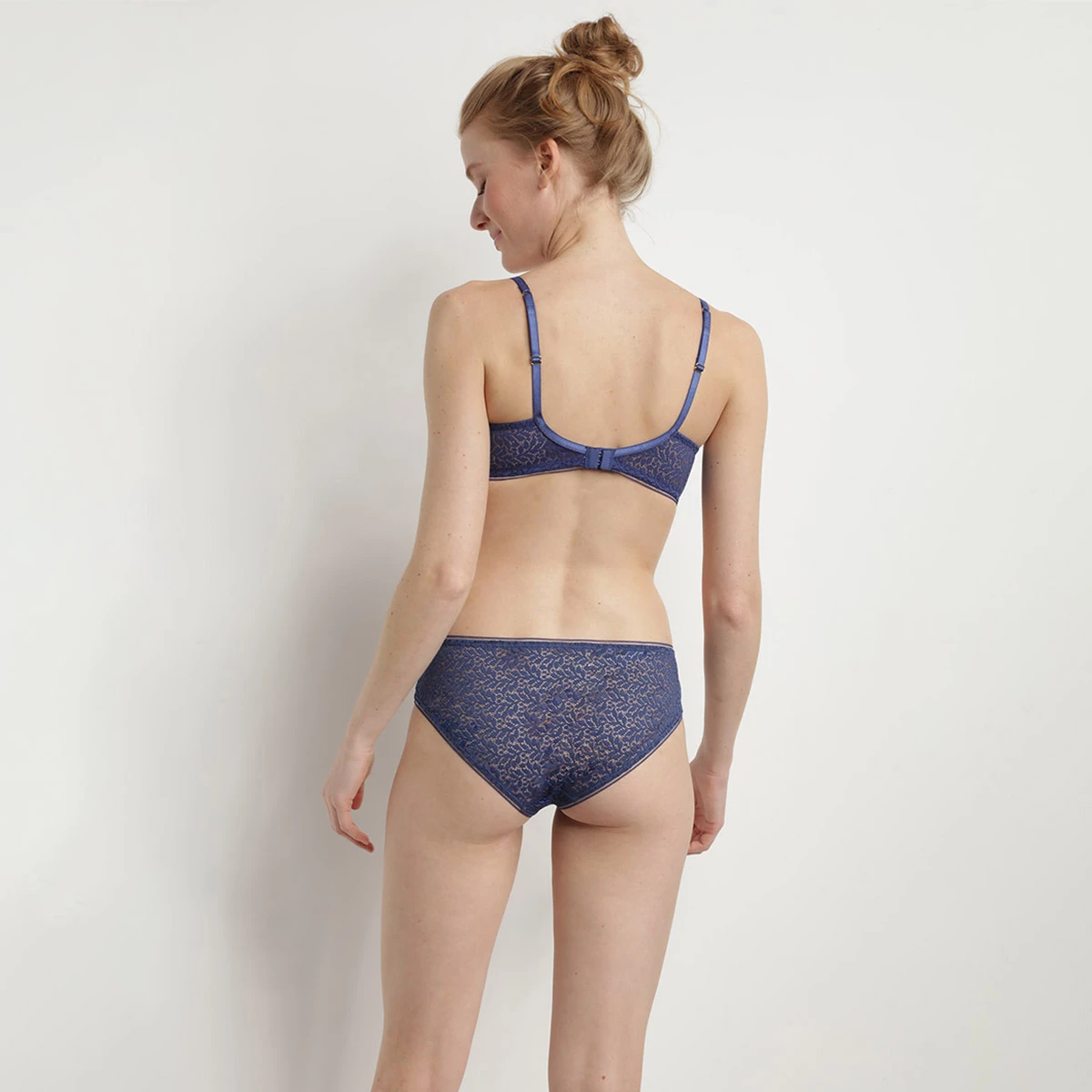 Slip Femme En Dentelle à Motif Feuillage Bleu Lazuli MOD De Dim 7 Slip Femme En Dentelle à Motif Feuillage Bleu Lazuli MOD De Dim – Image 5