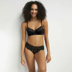 Soutien-gorge Emboitant à Armatures Dentelle Florale Noire Daily Glam 11 Soutien-gorge Emboitant à Armatures Dentelle Florale Noire Daily Glam -Offres DIM Boutique D0CU8C1 0HZ 03